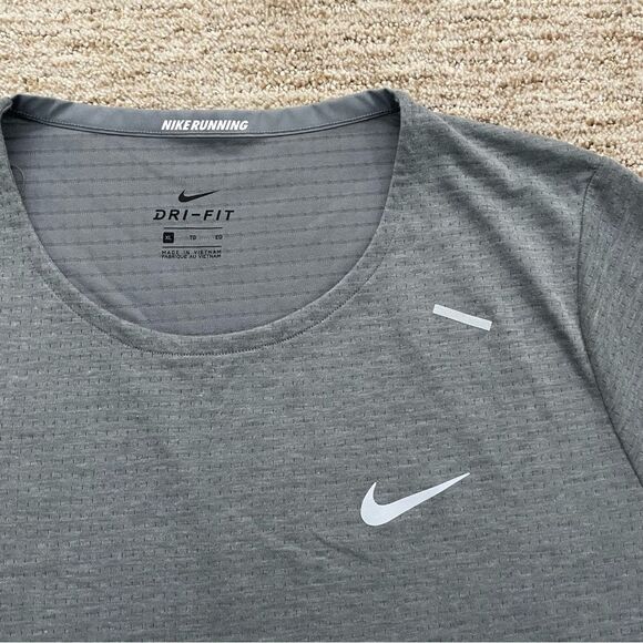 🏷️ 5 for $25 - NIKE Short Sleeve Tee - Picture 4 of 8